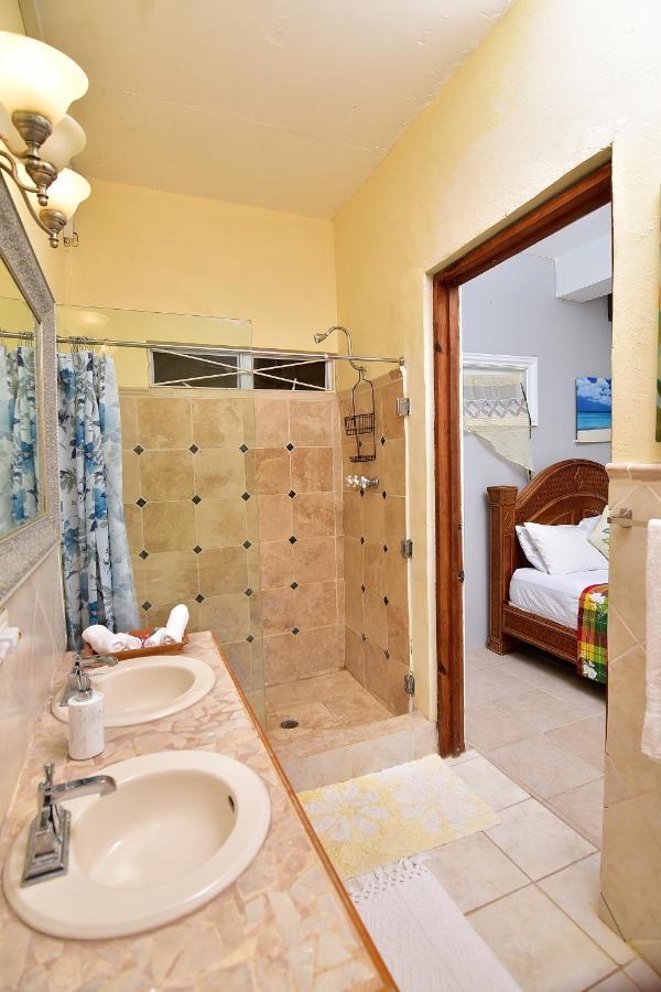 Beachfront Villa โกรส อิส์ลีต ภายนอก รูปภาพ