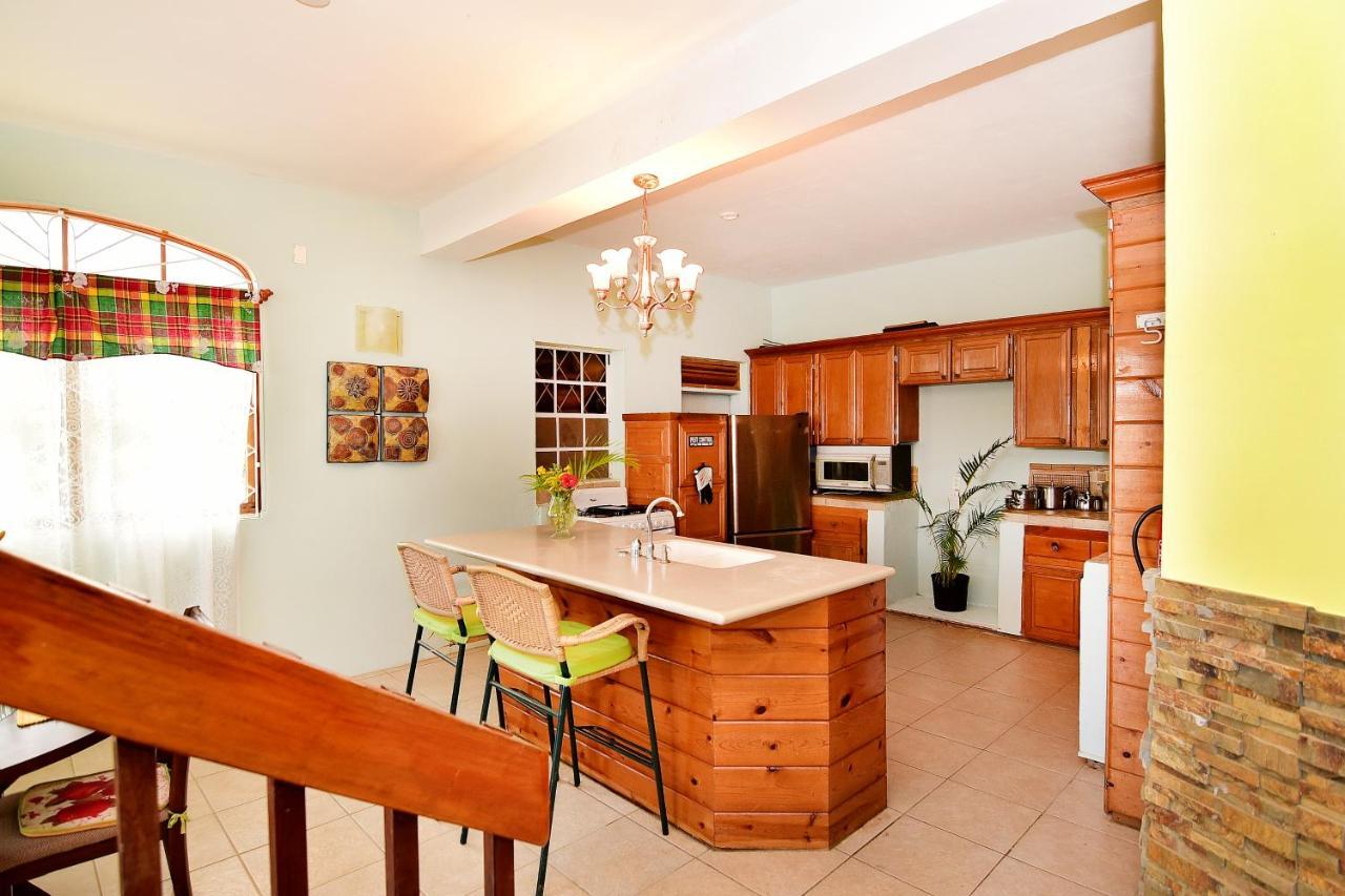 Beachfront Villa โกรส อิส์ลีต ภายนอก รูปภาพ